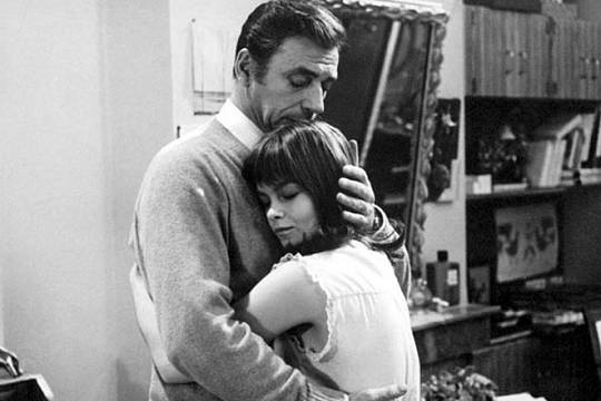 Genevi&egrave;ve Bujold dans les bras de Montand.