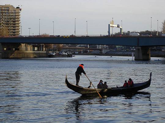 Au fond, le pont de Sèvres et l'île Seguin.