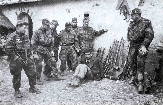Dans le livre, les soldats ne voient jamais l'ennemi.