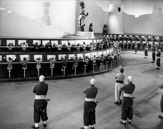 Noir et blanc d'origine. La copie DVD &mdash; &ocirc; fantasmagorie ! &mdash; est en couleurs !